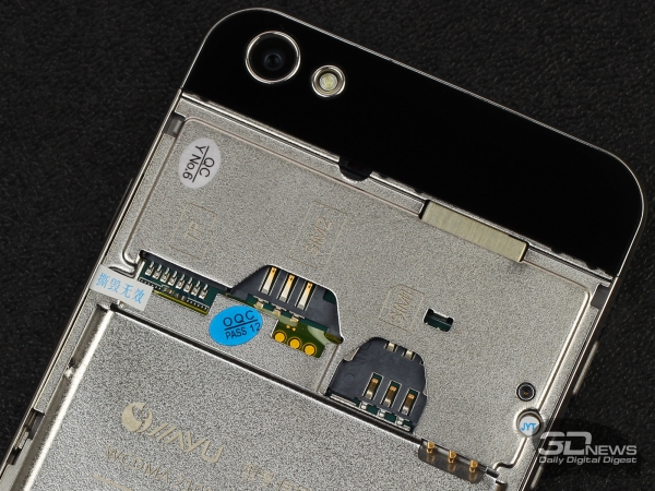 Jiayu G5: microSD and two SIM slots (first for full-size SIM and second for micro-SIM)