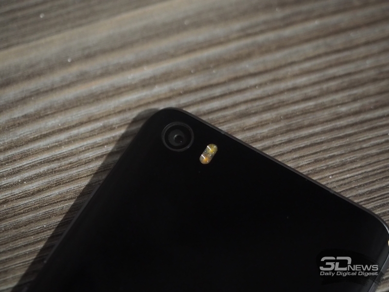 Xiaomi Mi 5 рядом с LG V10 для сравнения габаритов
