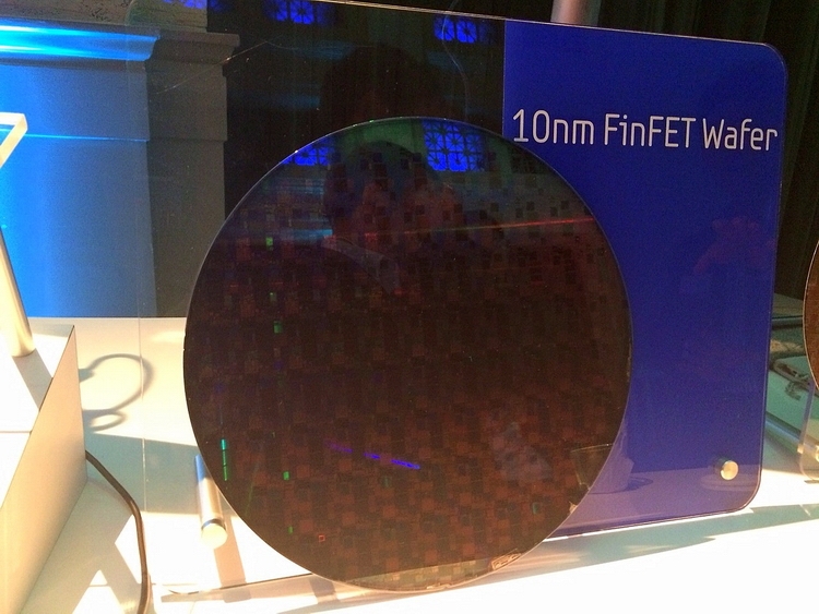 Кремниевая пластина Intel с чипами 10-нм FinFET (снимок techreport.com)