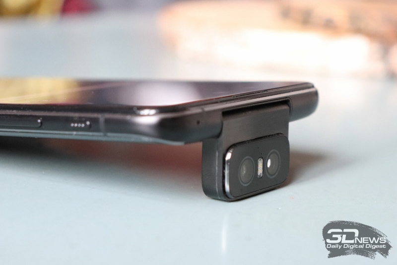 ASUS Zenfone 6, слот для двух карточек стандарта nano-SIM и одной карточки microSD
