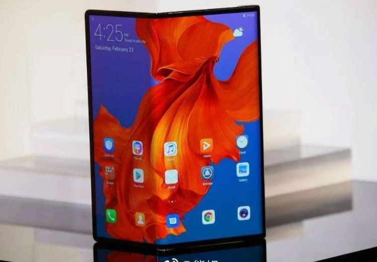 Прототип складного смартфона Xiaomi был показан основателем Линем Бином (Lin Bin) в 2019 году