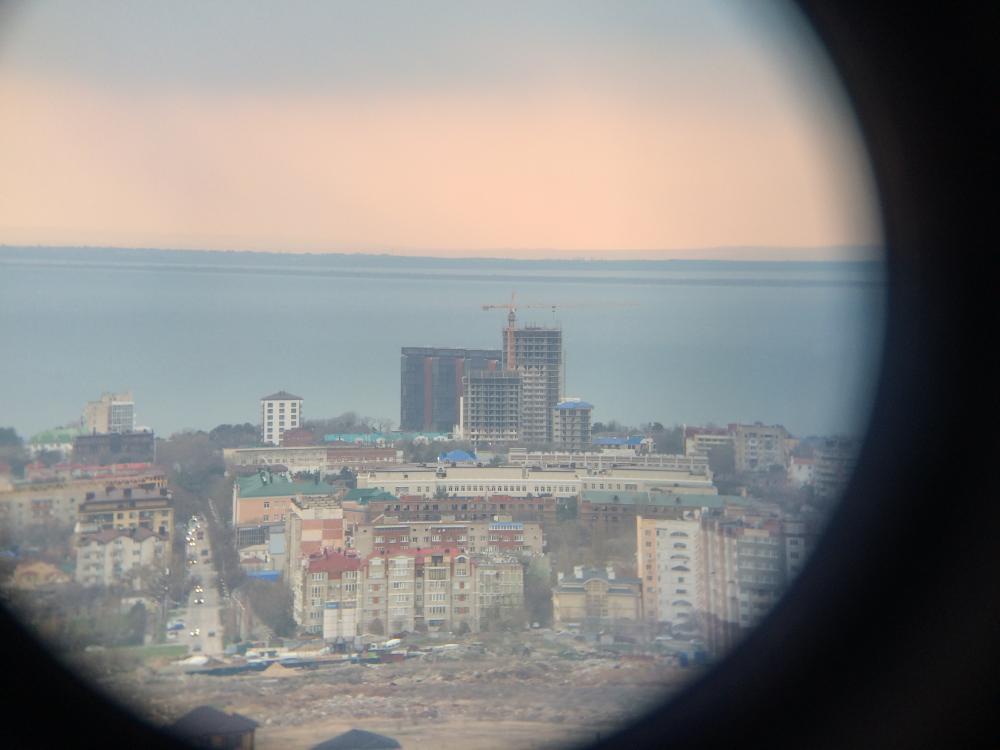 Раздваивается изображение. Через бинокль. Вид в бинокль. Вид из бинокля. Фотографирование через бинокль.