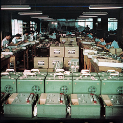 Сборка магнитофонов в цеху «Токийской телекоммуникационной инженерной компании», 1950-е годы