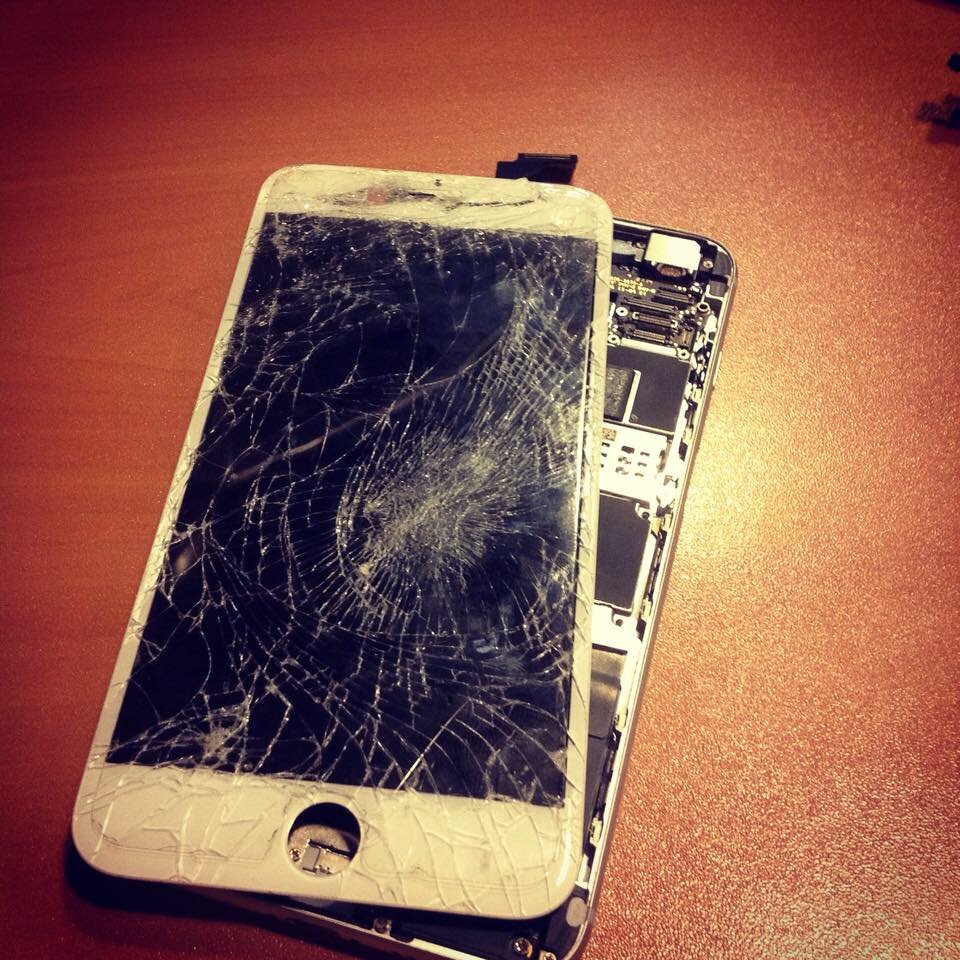 6 разбить. Разбитый айфон. Сломанный айфон. Разбитый айфон 6. Разбитый айфон 6s.