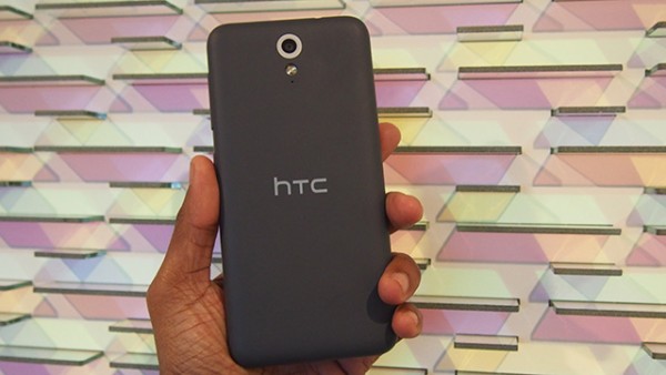 HTC Desire 620- В руках Тыльная панель