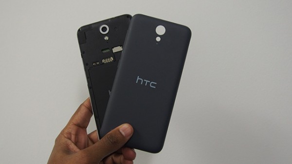 HTC Desire 620- В руках Тыльная панель