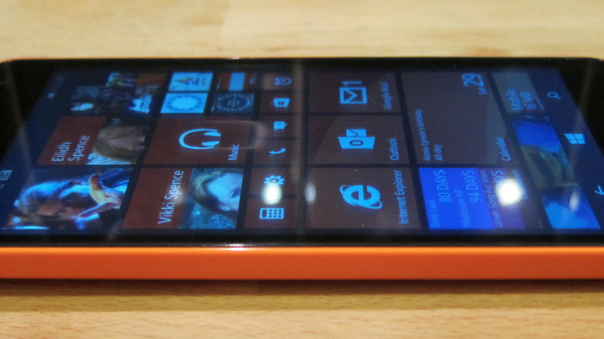 Microsoft Lumia 535 Orange-  Экран