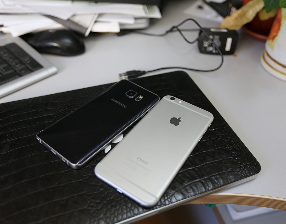 Samsung Galaxy Note 5 и iPhone-фото в интерьере