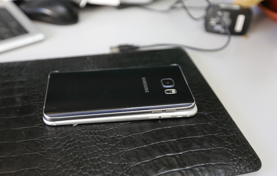 Samsung Galaxy Note 5 и iPhone-фото в интерьере