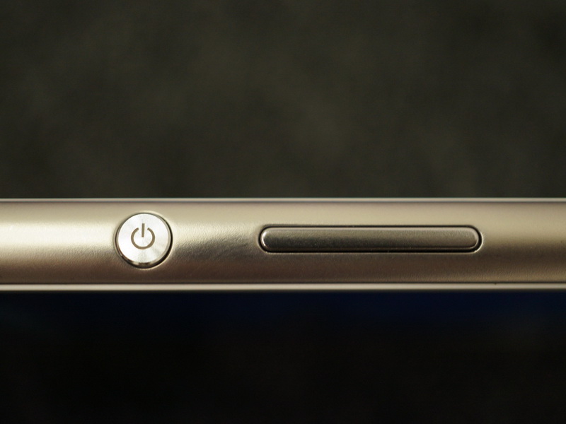 Sony Xperia M5 - Правая грань