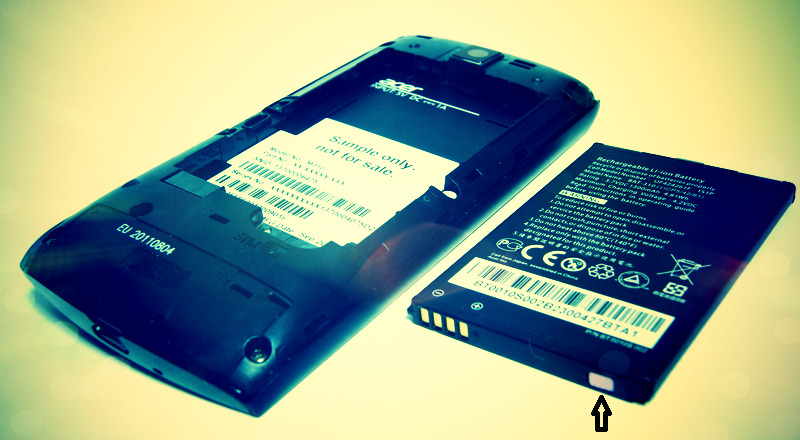 Справа в торце батареи: порозовевший прямоугольник, свидетельствующий о попадании внутрь смартфона влаги