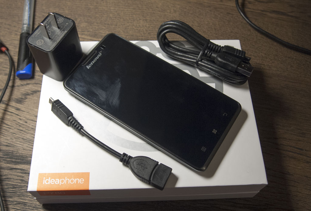 Комлектация Lenovo P780 - телефон, зарядка, кабель USB, кабель для подключения флешки