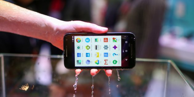 Что делать, если телефон упал в воду: Как можно быстрее уберите телефон подальше от жидкости