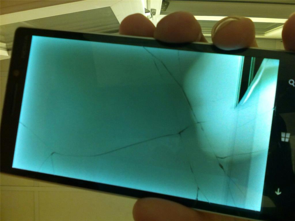 Управлять разбитым телефоном с компьютера. Разбитый экран планшета. Сломанный монитор. Разбитый экран Nokia 5. ЖК экран сломан от удара.