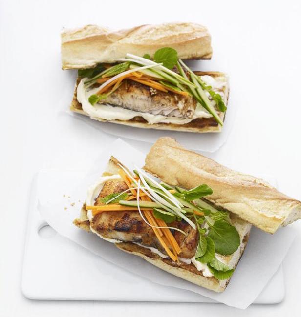 Фото Вьетнамский сэндвич «Бан ми» с рыбой
