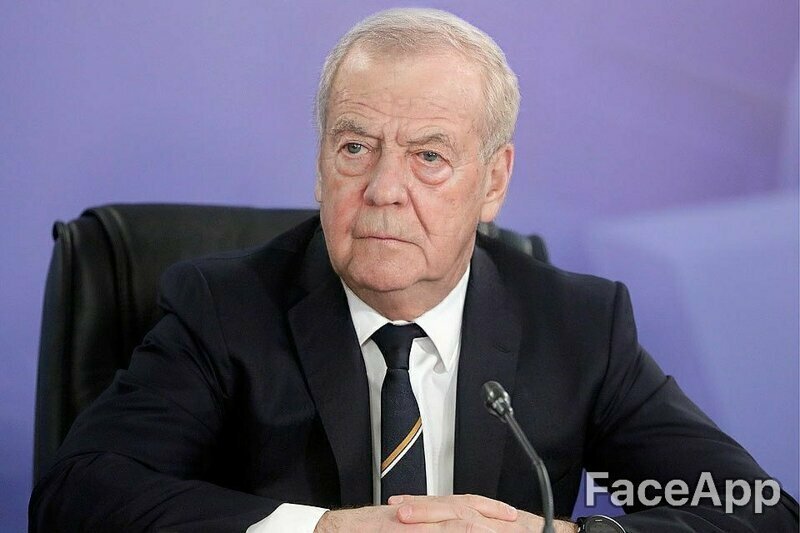 Дмитрий Медведев стал серьезным дедулей