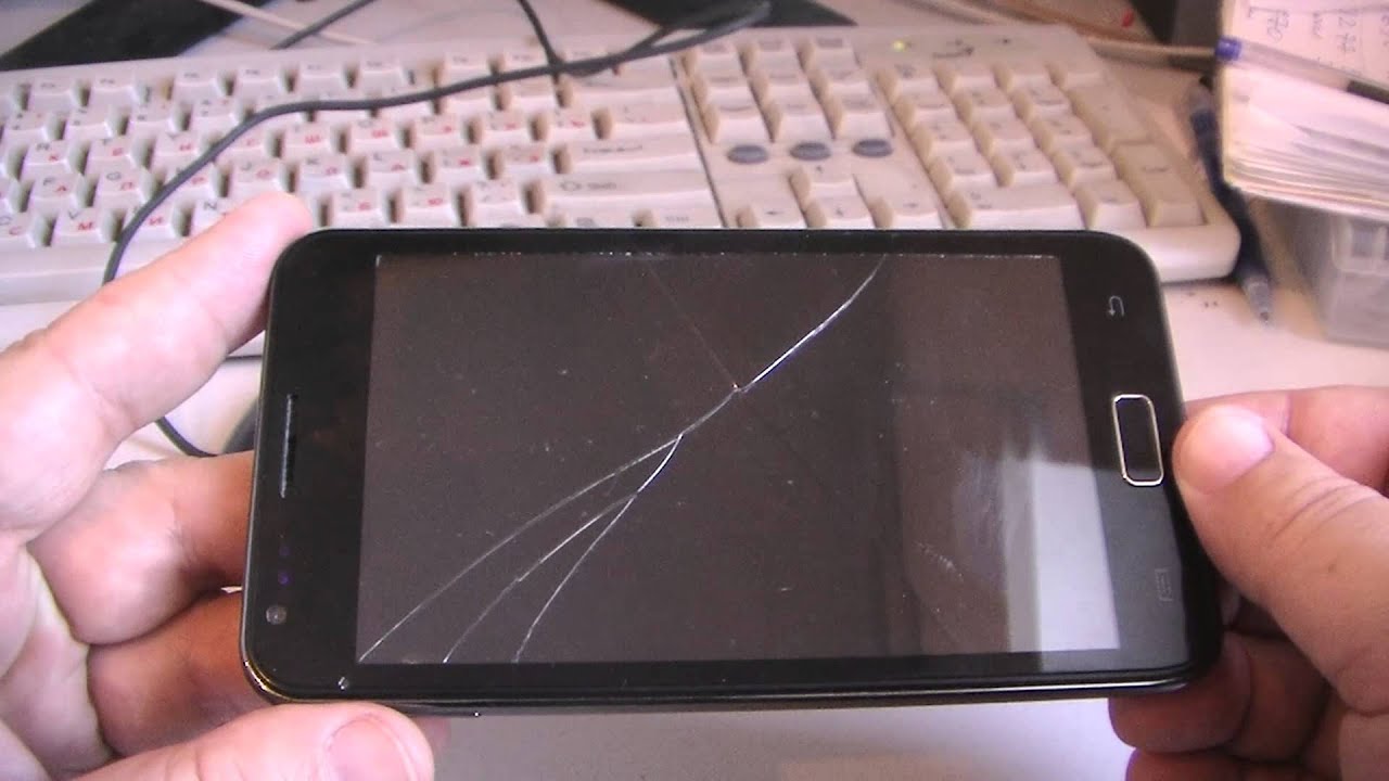Треснул экран что делать. Трещина на экране смартфона. Небольшая трещина на экране. Маленькая трещина на экране телефона. Разбит тач экран.