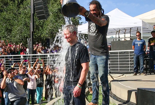Тим Кук присоединился к благотворительному движению Ice Bucket Challenge в 2014 году