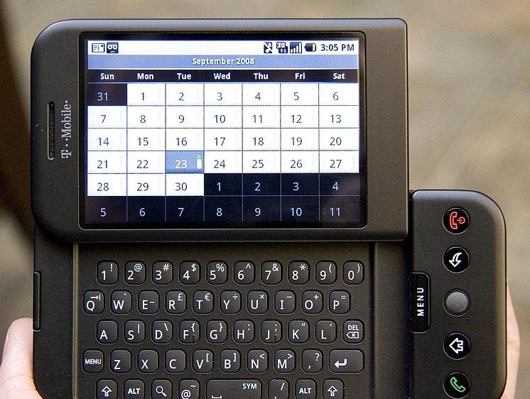 4. HTC Dream (T-Mobile G1) — первый смартфон на базе ОС Android