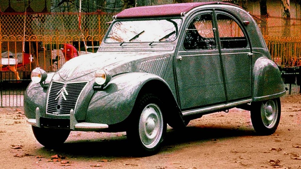 Простейший массовый переднеприводный автомобиль Citroёn-2CV. 1948 год