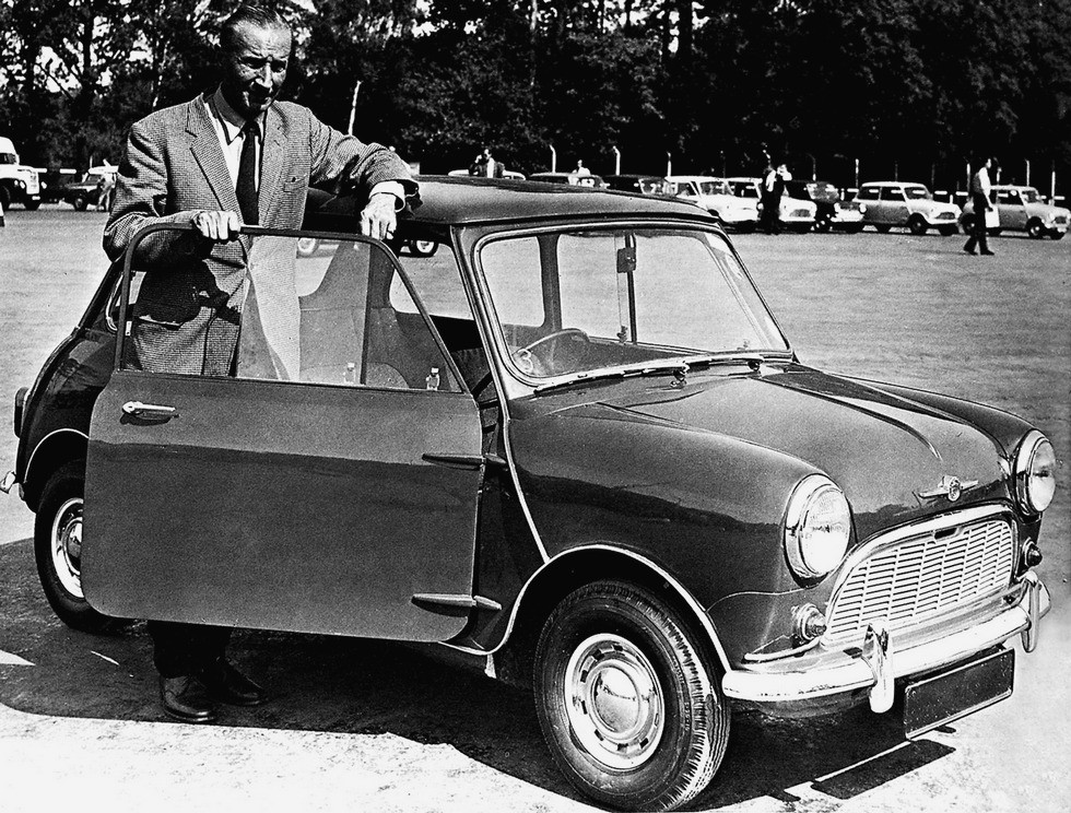 Конструктор Алек Иссигонис со своей микролитражкой Mini. 1959 год