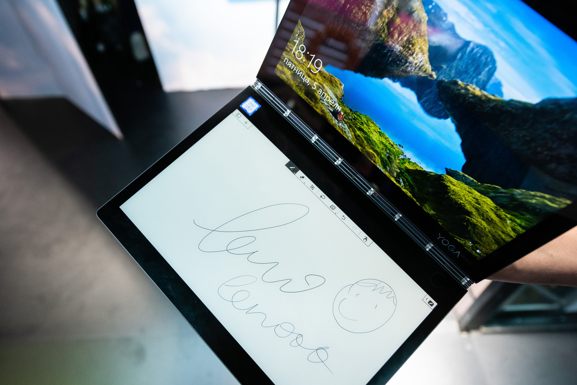 YOGA_Book_2_screen_CEE2019