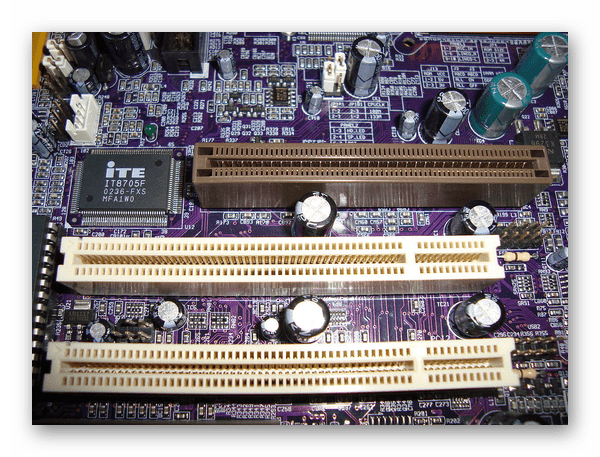 Разъемы PCI для установки деталей на материнской плате