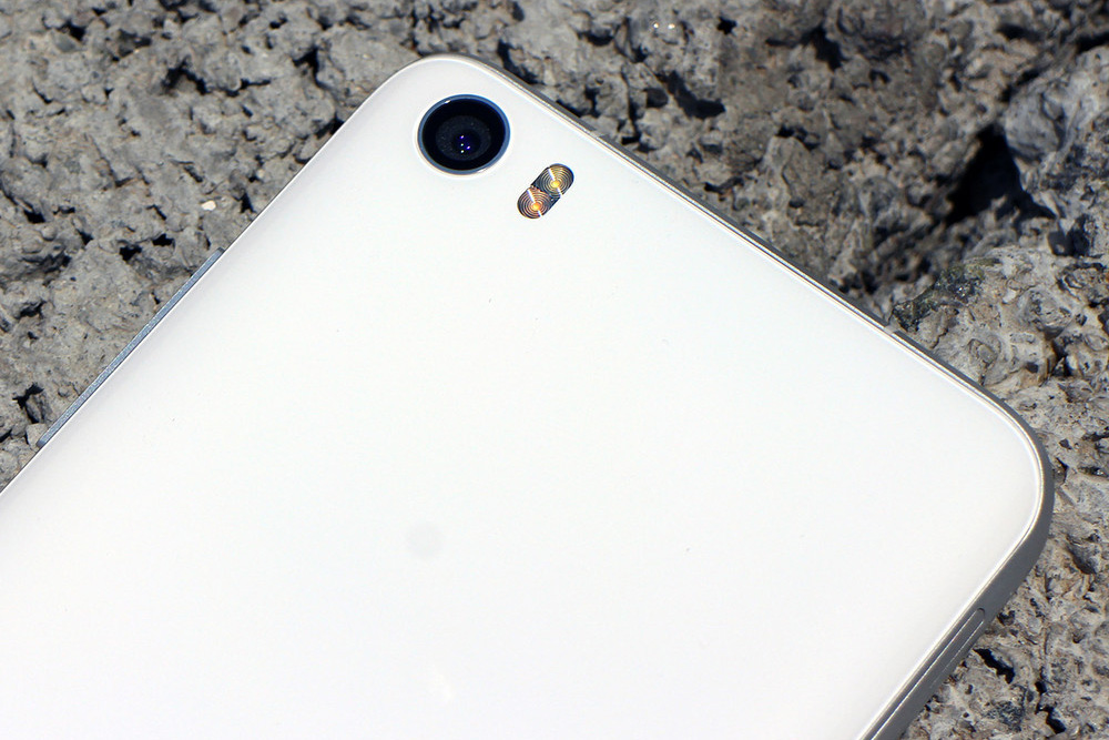 Обзор Xiaomi Mi5 - основная камера со вспышкой