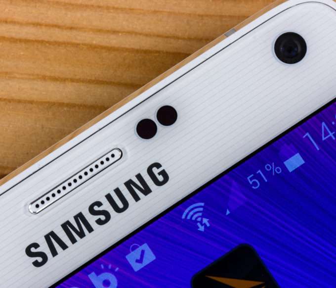 Лицевая часть смартфона Samsung Galaxy Note 4