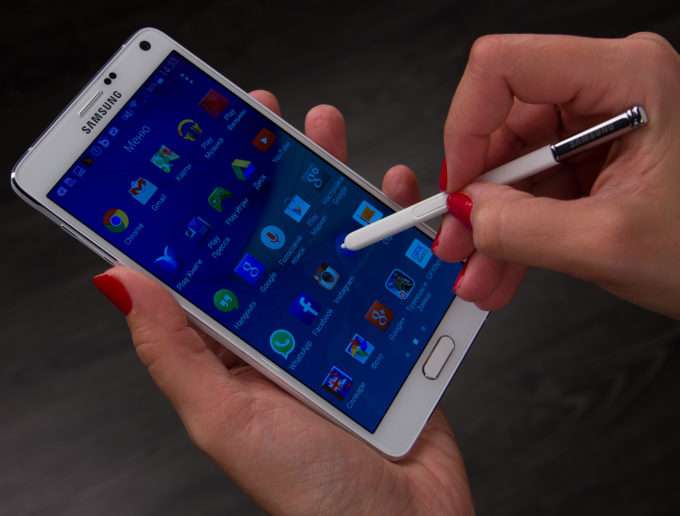 передняя панель смартфона Samsung Galaxy Note 4