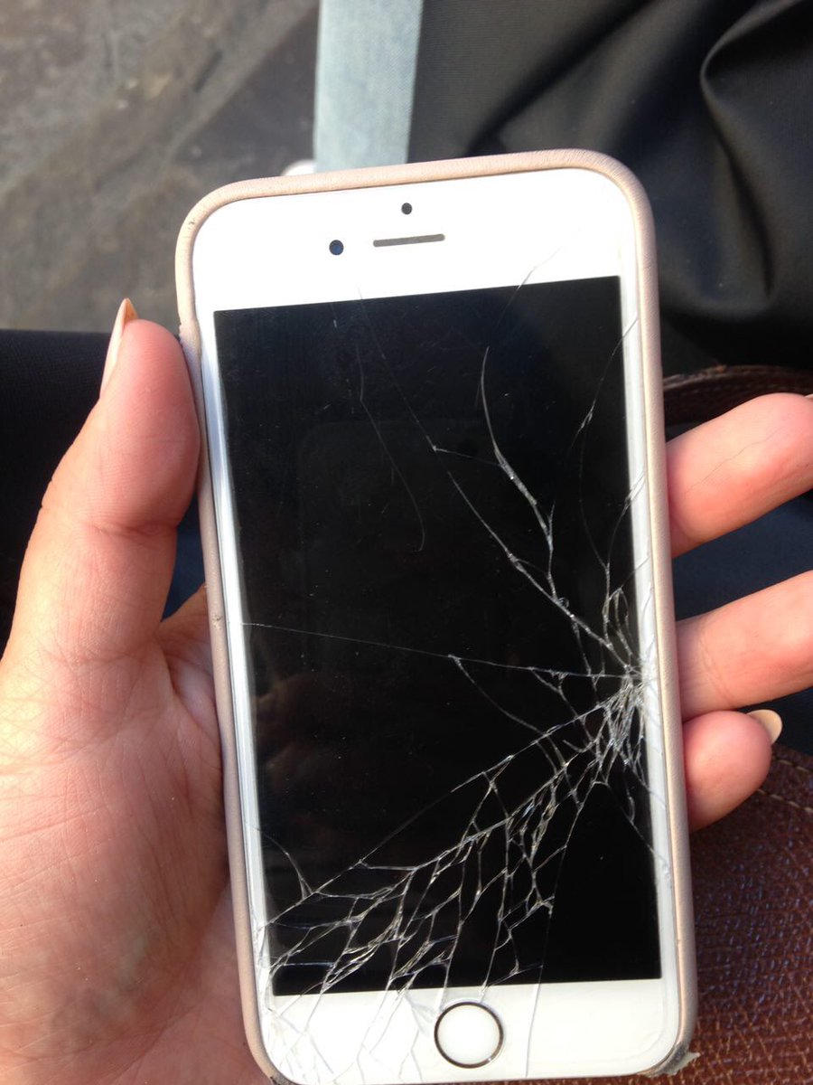 Она разбила телефон. Разбитый айфон 6. Разбитый айфон 5s. Разбитый экран айфона. Разбитый дисплей айфон.
