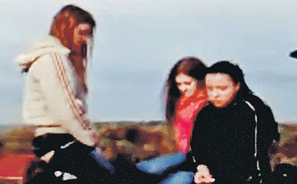 Один из самых тривиальных роликов, выложенных недавно в Сети: Три девочки на крыше многоэтажного дома обсуждают разрыв девушки (справа на переднем плане) с мальчиком... 