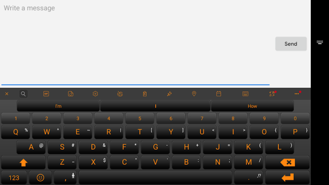 Это скриншот виртуальной клавиатуры SwiftKey с включенной темой Pumpkin