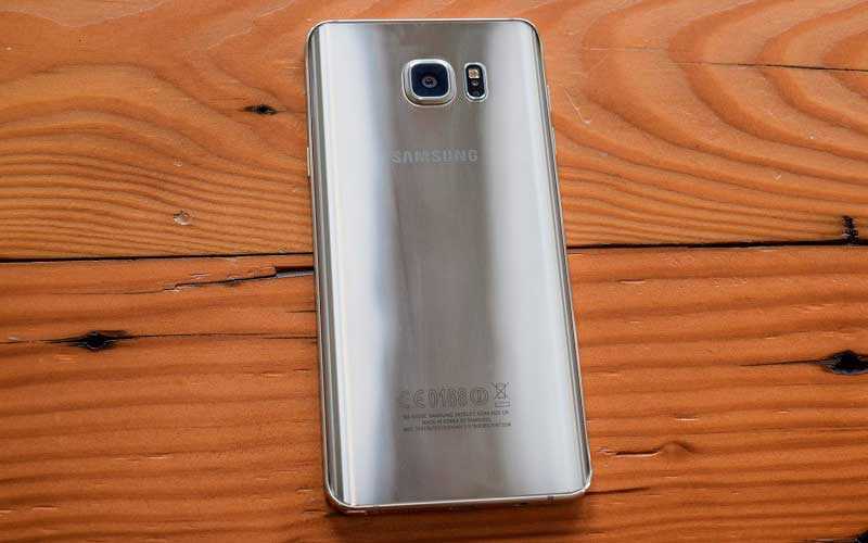 Samsung Galaxy Note 5 сзади