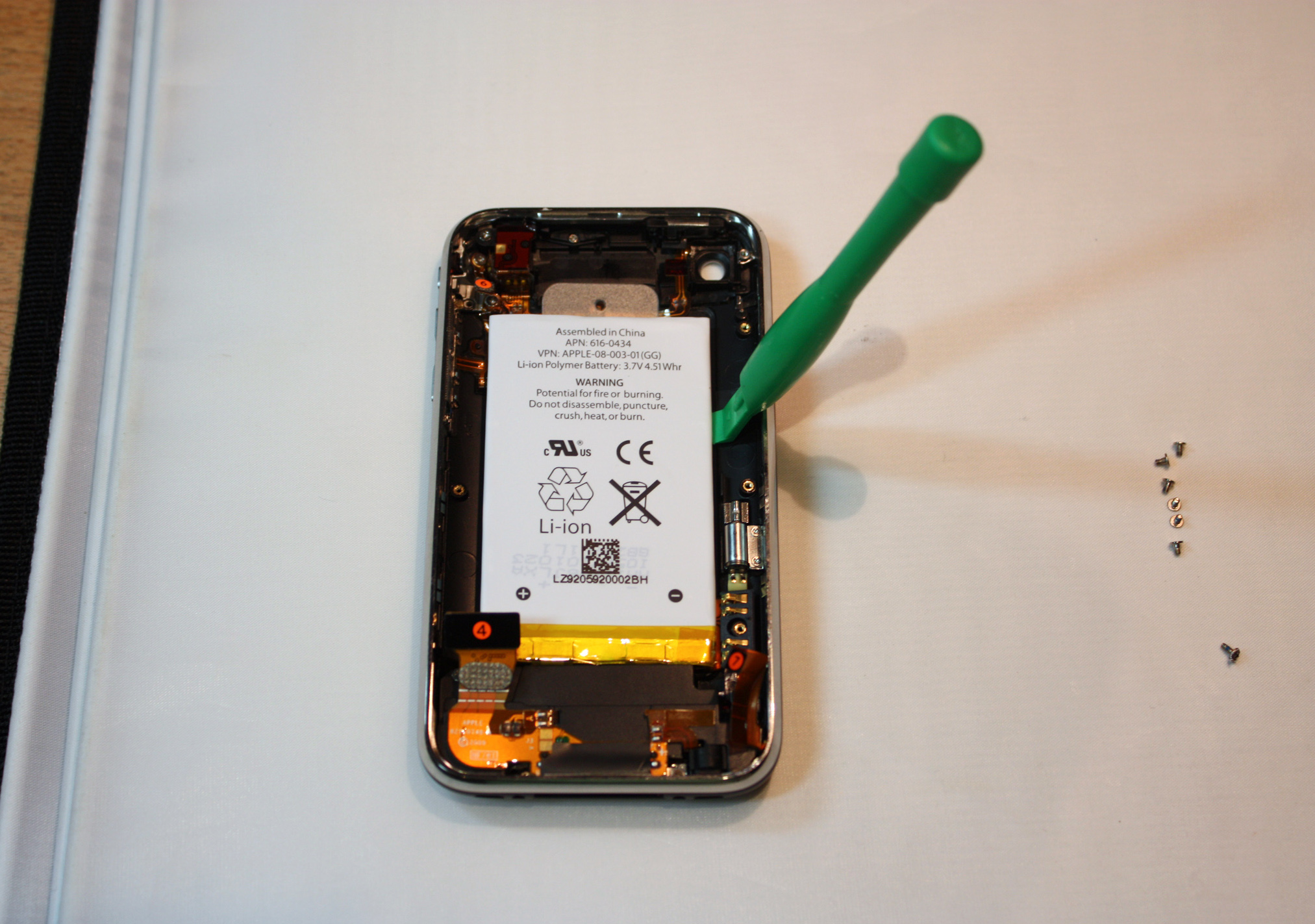 Айфон 13 не включается что делать. Iphone 3 батарея. Айфон сам включается и выключается. Выключился iphone 4 и не включается. E520s разбор.