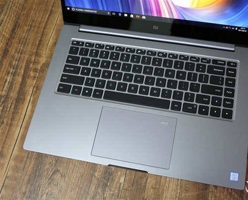 Вид на клавиатуру и тачпад ноутбука Xiaomi Mi Notebook Pro 15.6