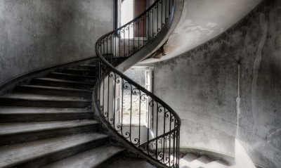 Дом старый лестница спиральная